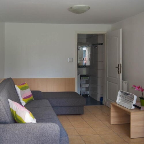 Dreibettzimmer mit Badezimmer und Aussicht auf den Garten