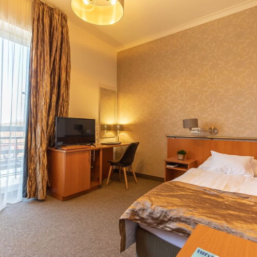 Camera single la etaj cu vedere spre oraș