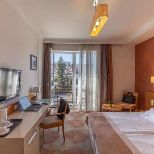 Camera twin superior cu vedere spre oraș