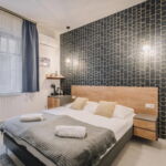 Design Pokoj s manželskou postelí na poschodí