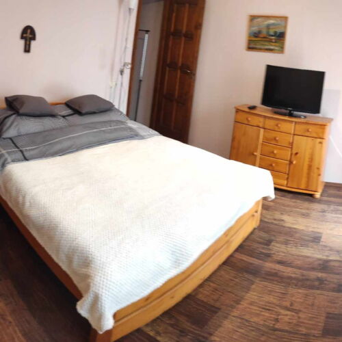 Apartament întreaga unitate cu vedere spre pădure pentru 6 pers. (se inchirieaza doar integral)