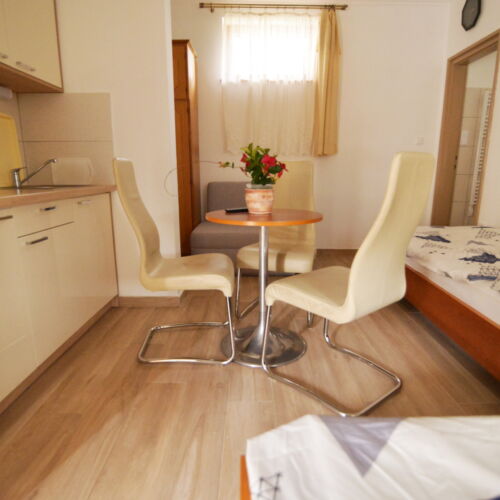 Apartament 3-osobowy z łazienką z aneksem kuchennym z 1 pomieszczeniem sypialnianym