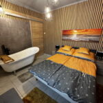 Pokoj ložnicová kabina s manželskou postelí v přízemí