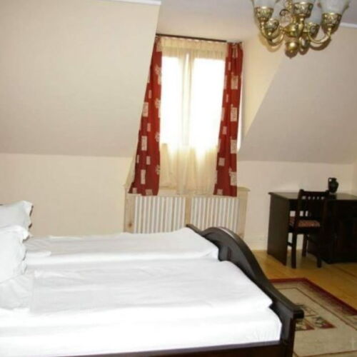 Camera dubla cu baie comună