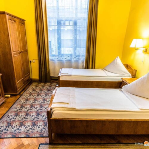 Camera  twin cu baie comună