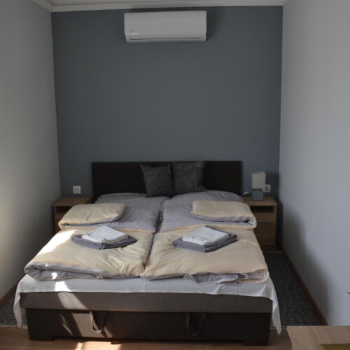 Apartament la parter a cu 2 camere pentru 4 pers.