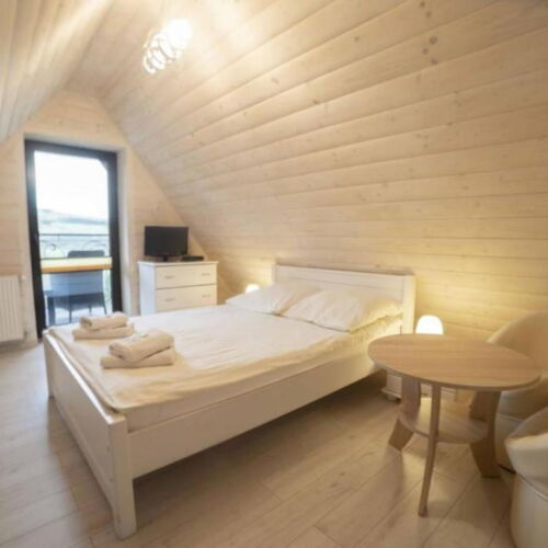 Camera cvadrupla la mansardă cu vedere spre munte