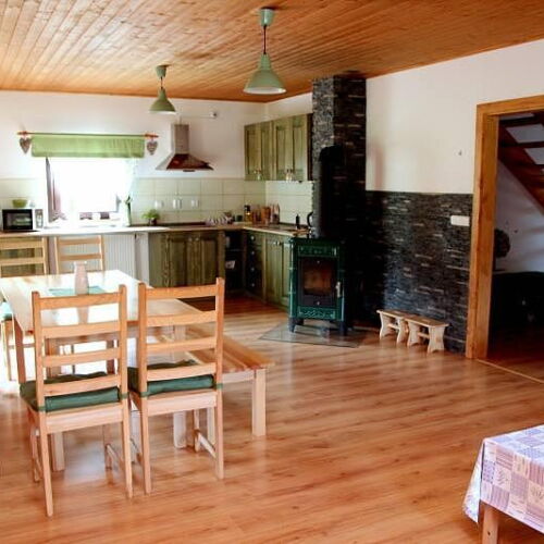 Chata (jako celek) se sprchou s vlastní kuchyňkou pro 12 os.