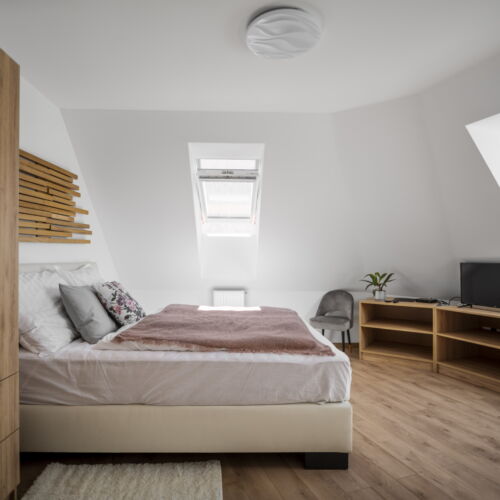 Camera cvadrupla cu baie cu aer condiționat