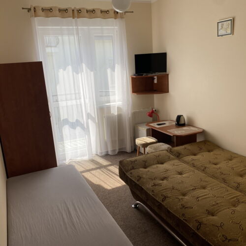 Camera tripla la etaj cu balcon