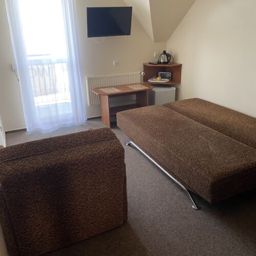 Camera tripla cu balcon lCD TV