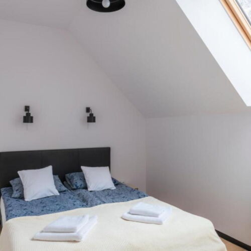 Apartament la etaj cu vedere spre cetate cu 3 camere pentru 6 pers. (se poate solicita pat suplimentar)