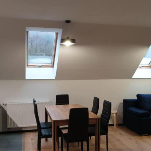 Apartament la etaj cu vedere spre cetate cu 3 camere pentru 6 pers. (se poate solicita pat suplimentar)