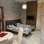Dreibettzimmer mit Klimaanlage und Eigner Küche