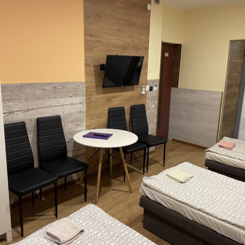 Pokój 4-osobowy z klimatyzacją ze wspólnym aneksem kuchennym