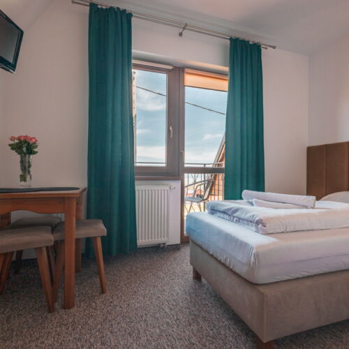 Camera twin cu balcon cu vedere spre munte