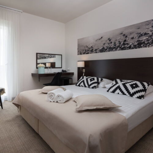 Camera tripla cu balcon cu vedere parțială spre mare