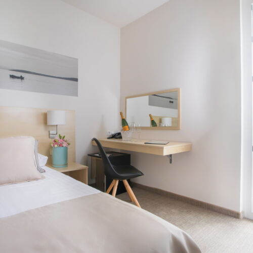 Camera tripla cu balcon cu vedere spre mare