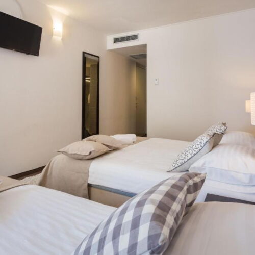 Camera tripla superior cu vedere parțială spre mare