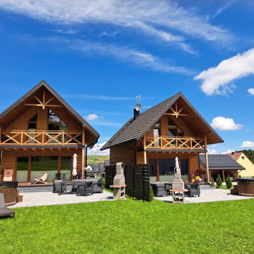 Cabana cu balcon cu vedere spre munte pentru 8 pers. (se inchirieaza doar integral)