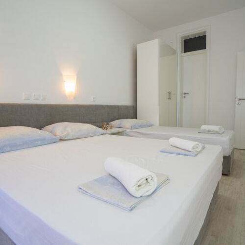 Apartman pro 6 os. se 2 ložnicemi na straně bazénu s výhledem částečně na moře