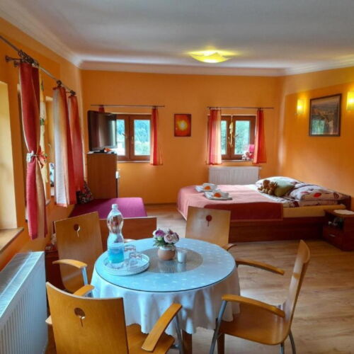 Camera cvadrupla cu grup sanitar