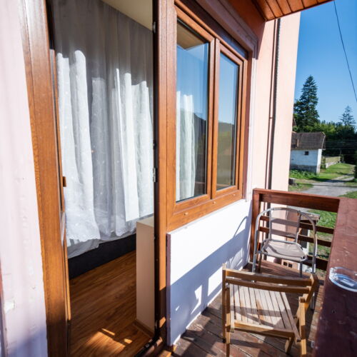 Camera tripla la mansardă cu balcon
