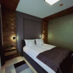 Lux Izba s balkónom s manželskou posteľou (s možnosťou prístelky)