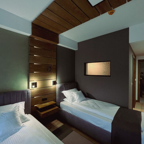 Camera twin lux cu balcon