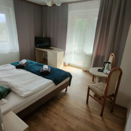 Camera twin cu balcon cu vedere spre pădure