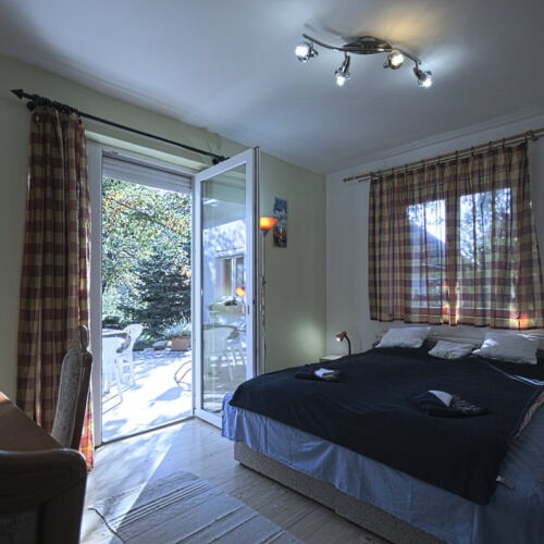 Apartament la parter cu vedere spre grădină cu 1 camera pentru 2 pers. (se poate solicita pat suplimentar)