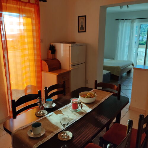 Apartament cu vedere spre mare a cu 3 camere pentru 7 pers.