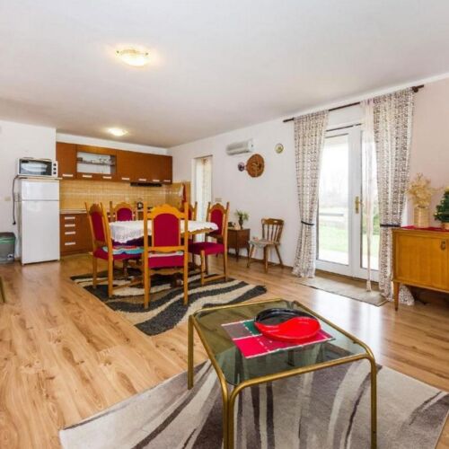 Apartament cu aer condiționat cu terasă cu 3 camere pentru 6 pers. A-21748-a