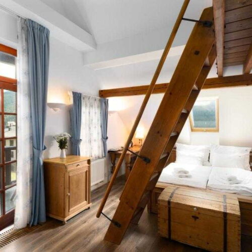 Camera tripla deluxe cu panoramă (se poate solicita pat suplimentar)