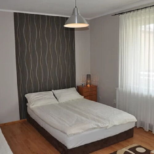 Camera tripla la etaj