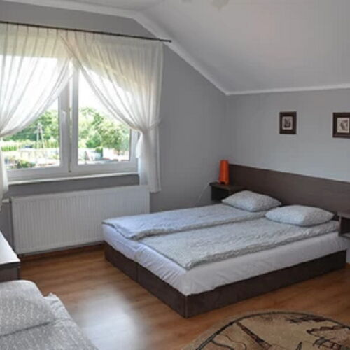 Camera cvadrupla standard la mansardă