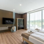 Rezydencja pokój 2-osobowy Lux z widokiem na jezioro z 1 pomieszczeniem sypialnianym (możliwa dostawka)