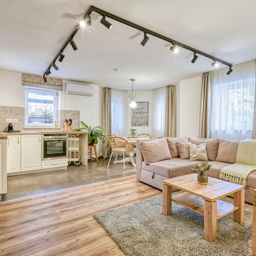 Apartament premier la parter cu 2 camere pentru 4 pers.