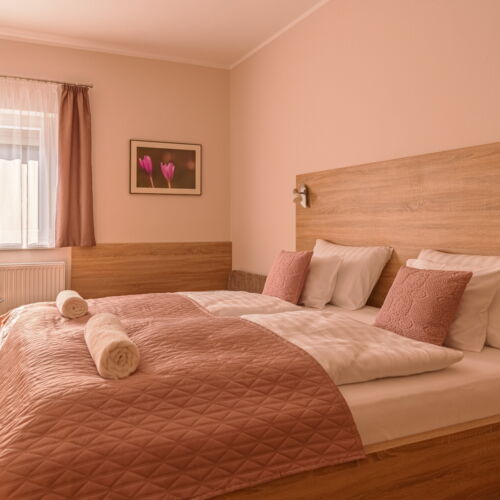 Standard Plus Pokoj pro 2 os. na poschodí (s možností přistýlky)