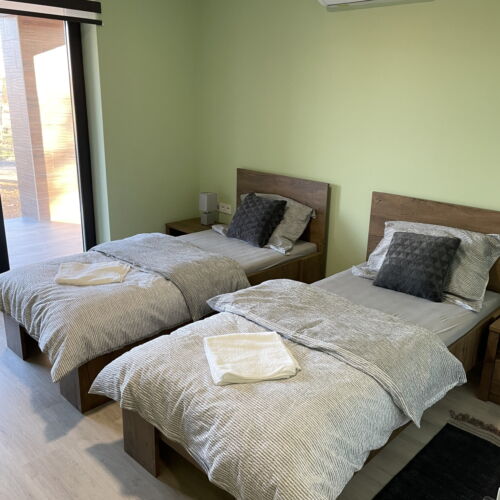 Casă de vacanță familial(ă) cu vedere spre lac pentru 8 pers. (se inchirieaza doar integral) (se poate solicita pat suplimentar)