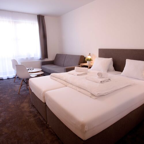 Pokoj s balkónem se sprchou s manželskou postelí (s možností přistýlky)