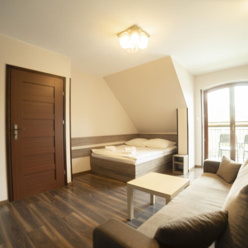 Camera dubla la etaj cu vedere spre munte