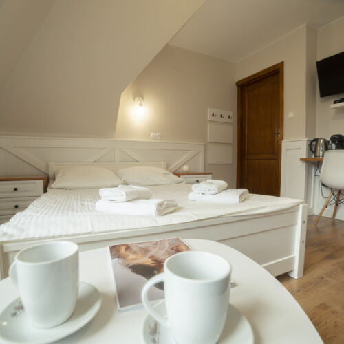 Camera dubla la etaj cu vedere spre munte