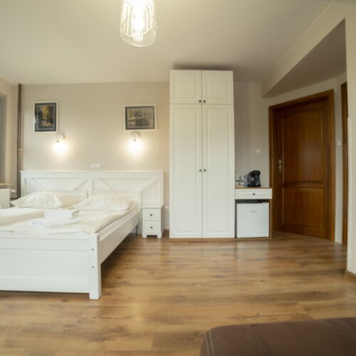 Camera cvadrupla la etaj cu vedere spre munte