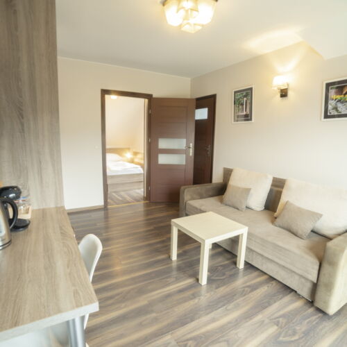 Camera cvadrupla la etaj cu vedere spre munte