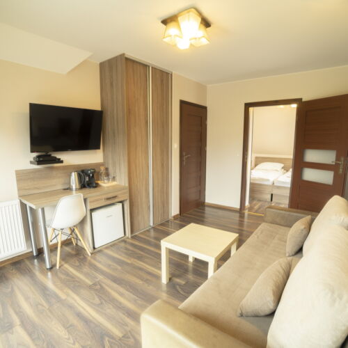 Camera cvadrupla la etaj cu vedere spre munte