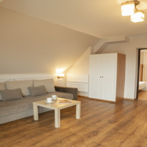 Camera cvadrupla la etaj cu vedere spre munte