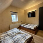 Deluxe 9-Bett-Zimmer mit Dusche (Zusatzbett möglich)