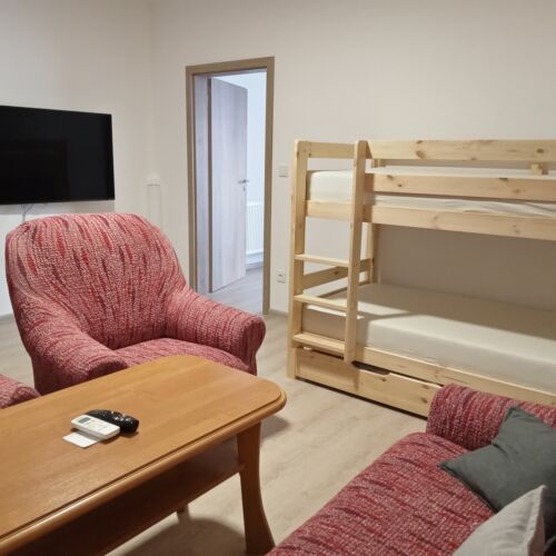 Rodinný Apartman pro 4 os. se 2 ložnicemi na přízemí