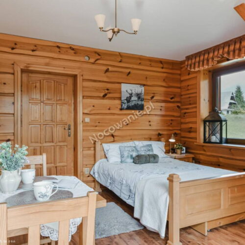 Camera dubla la etaj cu vedere spre munte (se poate solicita pat suplimentar)